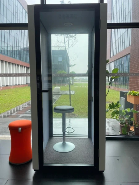 Телефонная будка S POD. Фото 1